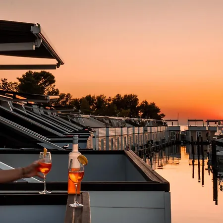 Botel Dreamy Houseboat By The Sea With Terrace And Hot Tub