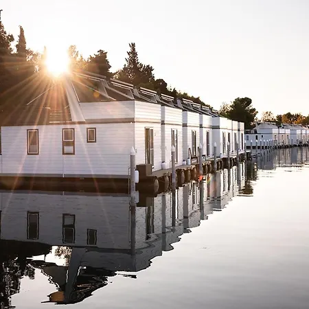 Dreamy Houseboat By The Sea With Terrace And Hot Tub